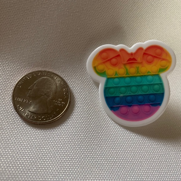 NWT. Handmade Pin Brooch of Disney’s Minnie Mouse with Fidget Picture. - Picture 2 of 2